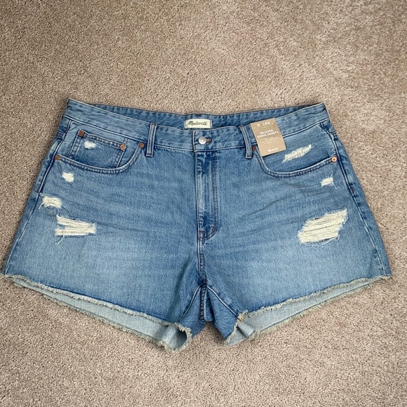 Madewell Pants - NWT Madewell relaxed mid rise denim shorts sz 18